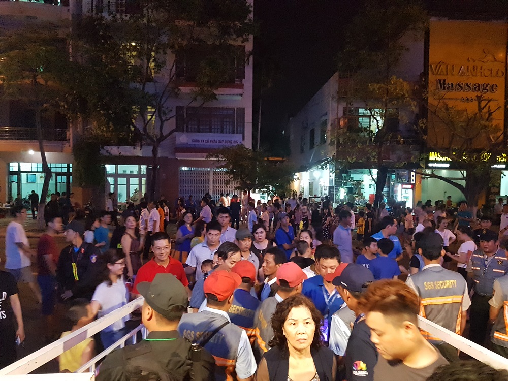 Hàng ngàn người chen kín tìm chỗ đẹp xem Lễ hội pháo hoa Đà Nẵng